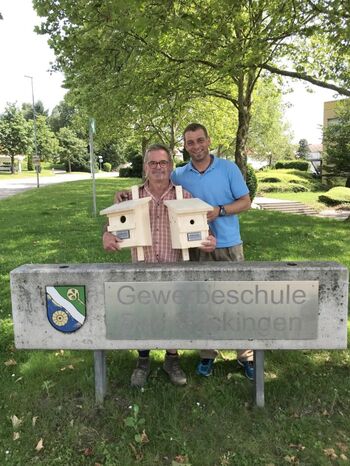Hansjörg Ihringer und der das Projekt betreuende Schreinermeister Robert Waßmer von der Gewerbeschule Bad Säckingen [Bild: GWSBS]