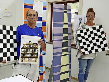 Jürgen Hertwig und Katja Mülhaupt zeigen Werke, die die Auszubildenden in Heimarbeit geschaffen hatten. (Foto: Michael Gottstein)