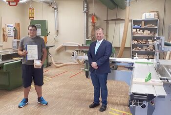 Klassenbester Roland Koch (2BFZ2) und Schulleiter Raphael Schopp in der Holzwerkstatt der Gewerbeschule Bad Säckingen (Bild: GWSBS)