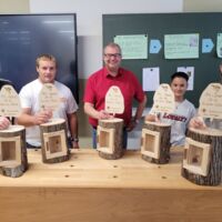 Die Einjährige Berufsfachschule für Holztechnik (1BFZ) der Gewerbeschule Bad Säckingen hat im Rahmen des Jahresprojektes fünf Spendenkassen aus heimischer Linde angefertigt