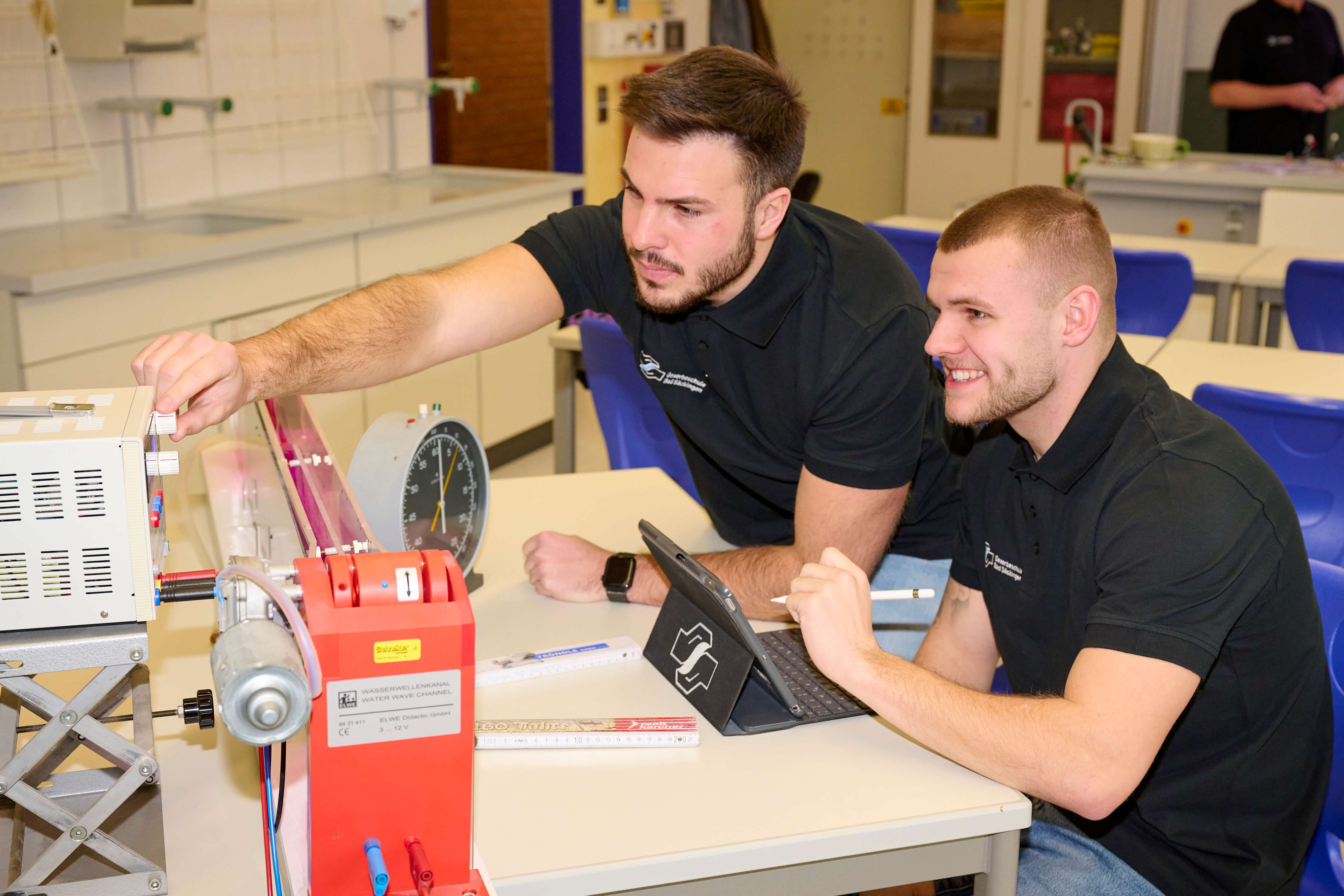 Schüler bei einem physikalischen Versuch im 1BKFH der Gewerbeschule Bad Säckingen